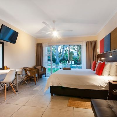 Executive Room, 1 Queen Bed (Garden facing)