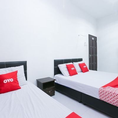 Bilik Deluxe Bertiga Kupon OYO 90274 Wadi Isfa Inn