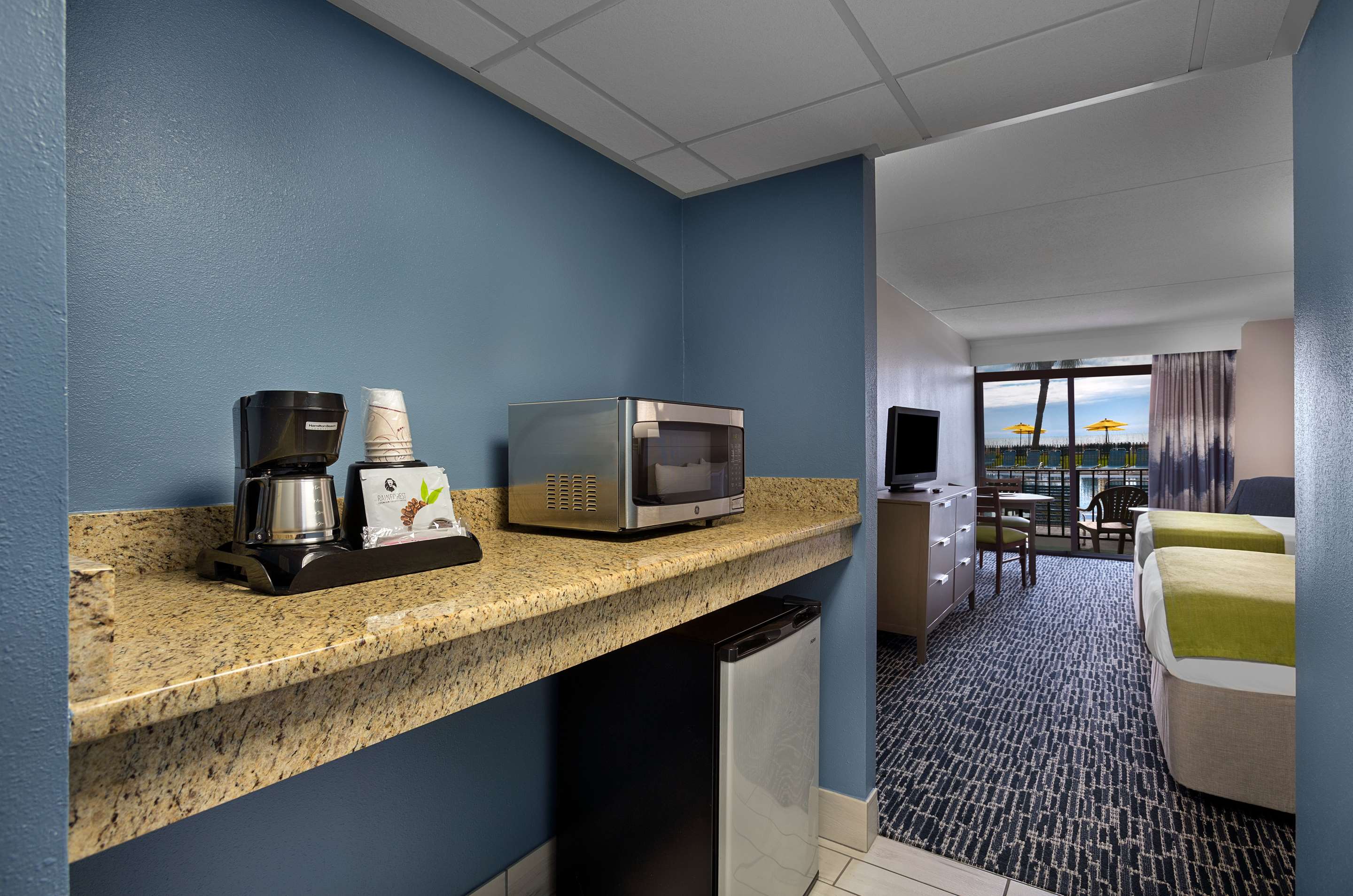 2张大床， 无烟， 中间建筑， 底楼， 带阳台， 泳池景观， 微波炉和迷你冰箱