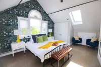Loft on Main - DWTN, Beach, PVT Deck, Coffee Bar