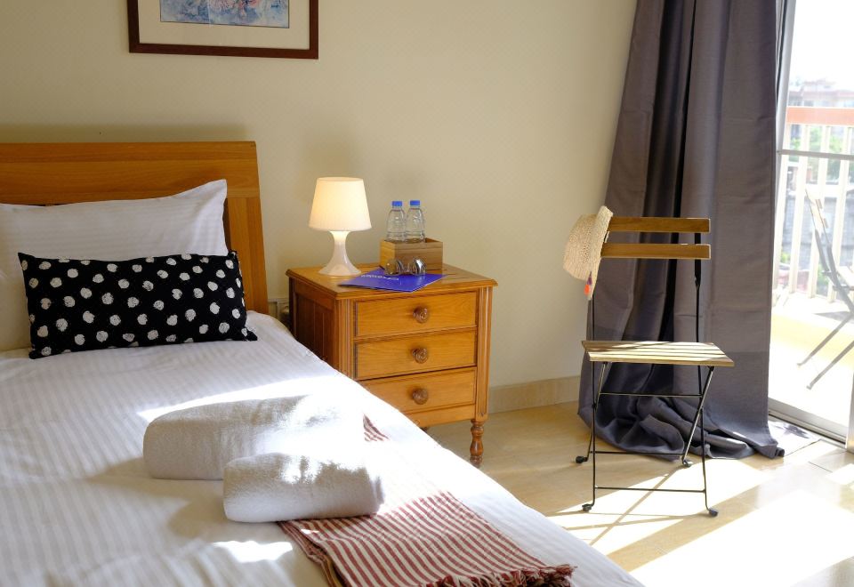 高级双人房， 1 张双人床或 2 张单人床， 无障碍， 简易厨房