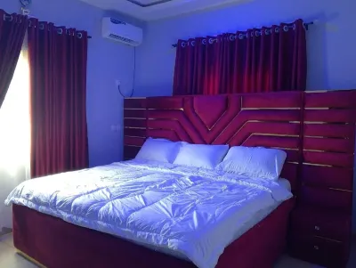 2 Bed-Sleeps 4-Free Parking-AirCon Hotels in 