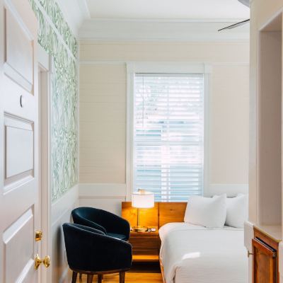 Signature King Room-Non-Smoking Gibson Inn Promo Code