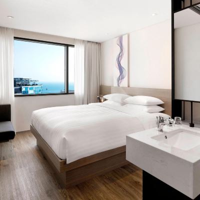 Deluxe King Room With Partial Ocean View