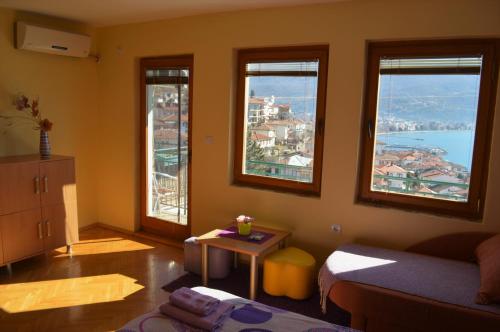 带阳台和湖景的紫罗兰一室公寓