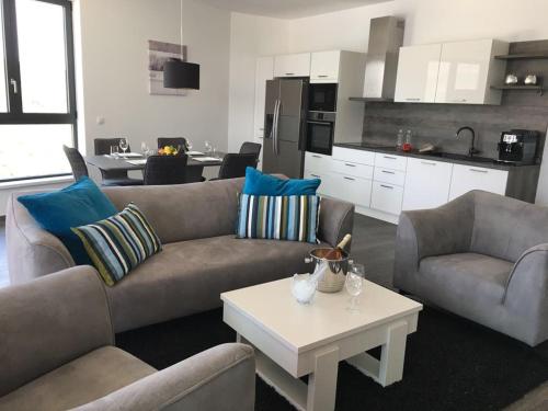 两卧室-豪华-带阳台和海景的公寓-顶楼