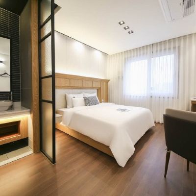 Deluxe Double (Sequential Assigned From 9 Th Floor To 2 Nd Floor, Floor Number And Number Cannot Be Pre-Assigned) Urban Promo Code