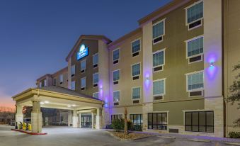 Days Inn & Suites by Wyndham San Antonio Near Frost Bank Ctr