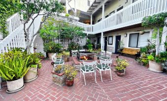 Catalina Courtyard Suites