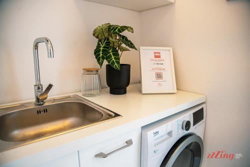 带阳台和共用泳池的两卧室公寓