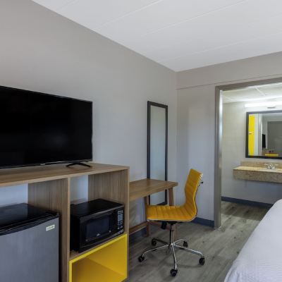 Standard Room, 1 Queen Bed Days Inn by Wyndham Lincolnton Promo Code