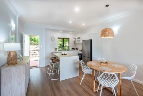 Haven on Hamilton Island -Private Apartment with Views & Buggy Fully Renovated in 2023 One-Bedroom Apartment