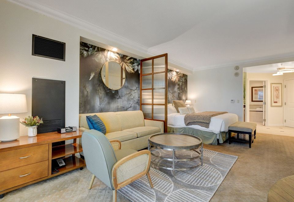 精英一室套房，1张特大床带梳化床，冰箱和微波炉，城市景观