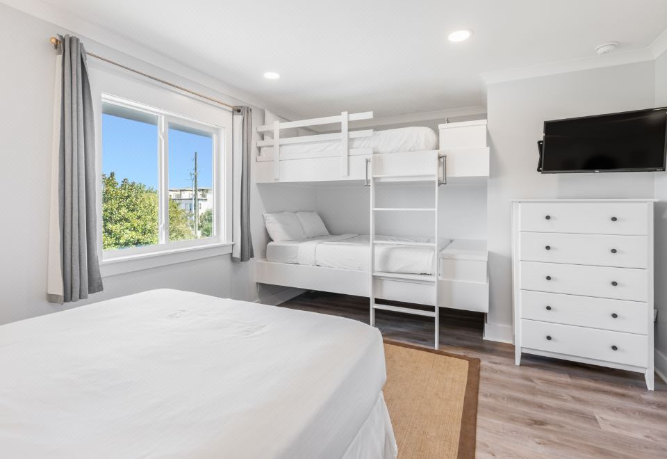Private Beach Access And Community Pool-Charming Coastal Haven