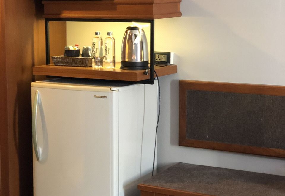 Quarter 09 BeachDeluxe King Room with Pool View