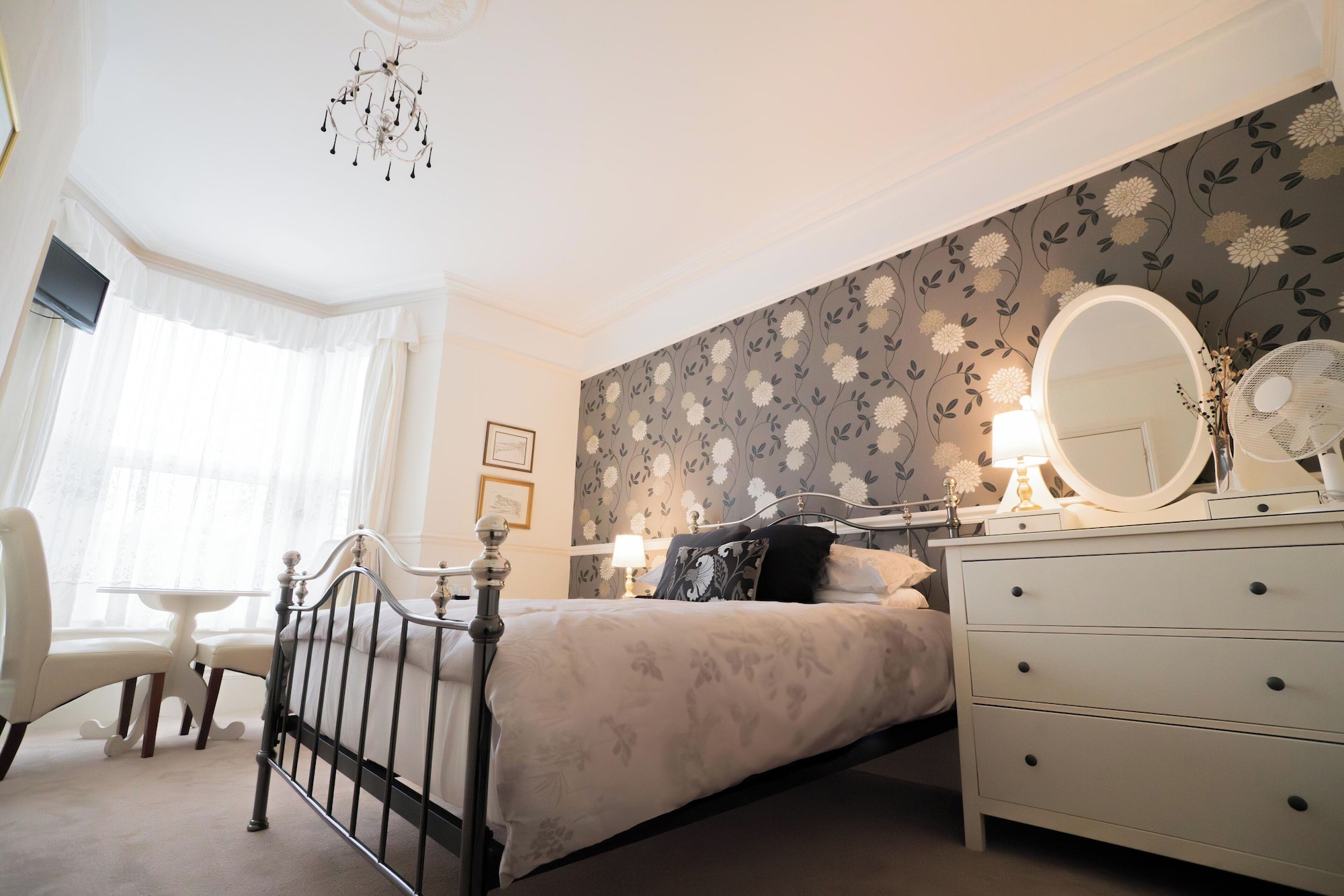 带独立衞浴的双人房（2号大床房）