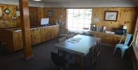 Caribou Lodge and Motel Hotele w: 