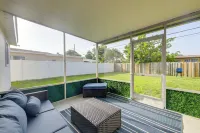 Private Yard! Getaway 3 Mi to Hard Rock Stadium