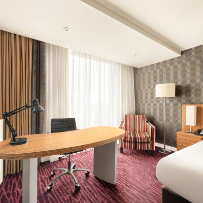 頂層的標準特大床房 假日曼切斯特-傳媒之城酒店優惠