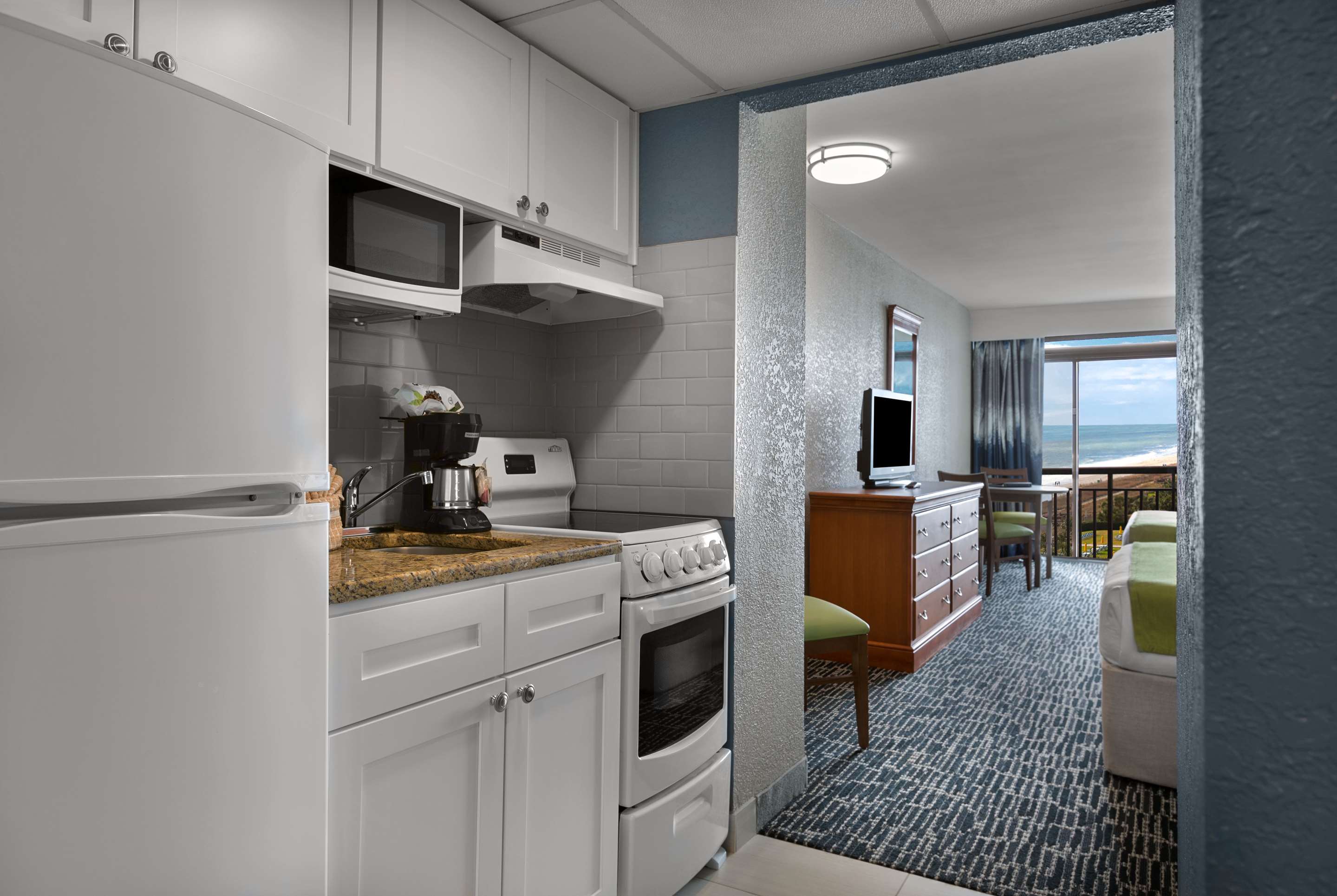 2张大床， 无烟房， 北楼， 低层， 带阳台， 局部海景， 小厨房