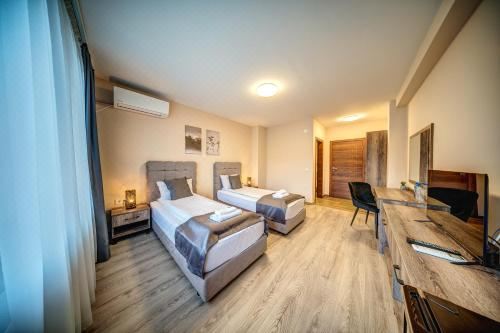 带山景的双人间