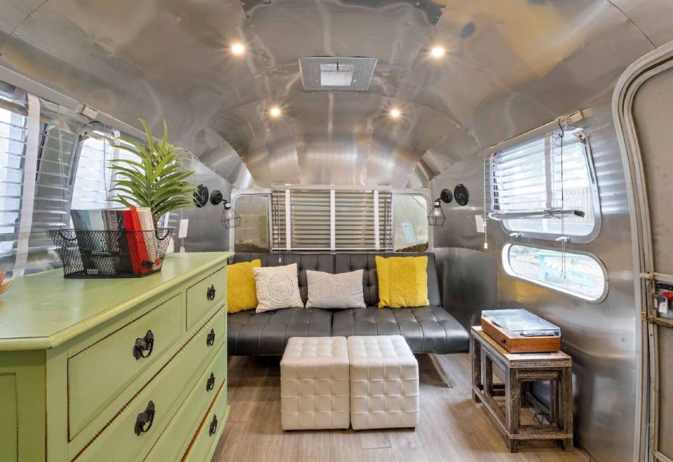 Charming Oasis With Airstream And Fire Pit-Cozy Escape Under Oak Trees