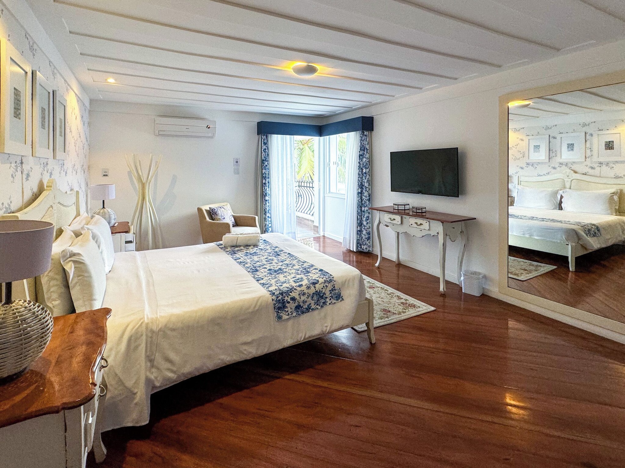 泳池景豪华大床间