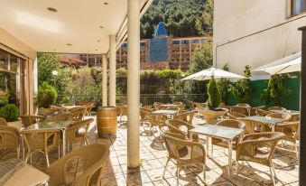 Hotel Parras Arnedillo - Housity