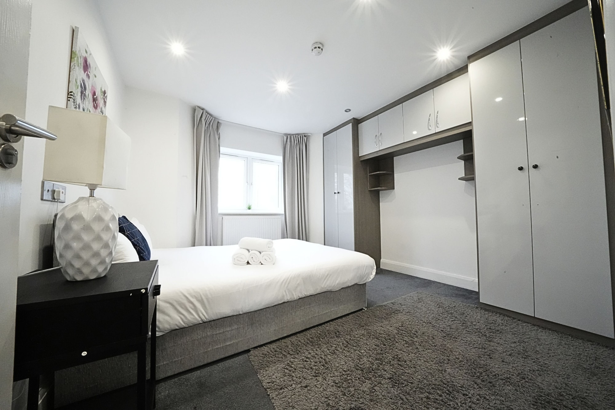 豪华公寓，1张特大床带梳化床，花园景观（Apt 3）