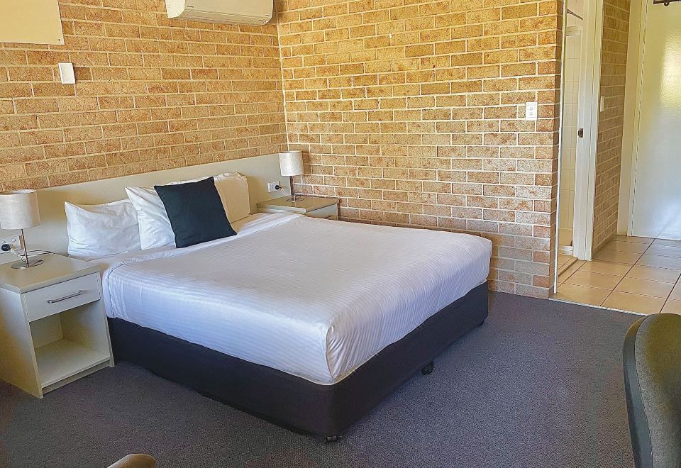 Macquarie Barracks Motor InnExecutive Queen Room-Not Pet Friendly