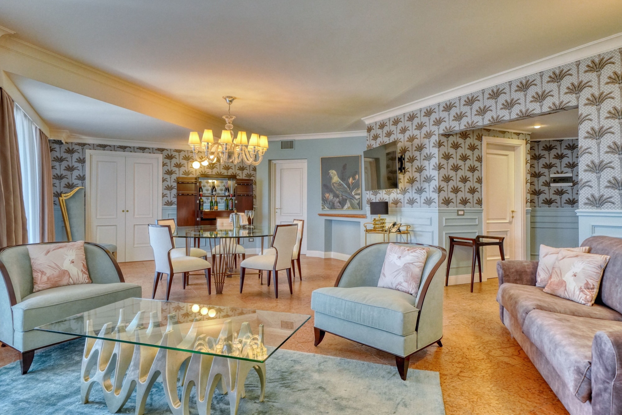 行政套房， 3 间卧室， 露台， 湖景