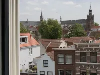 Canal house top floor in historic center Gouda 고우타 호텔