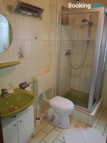 带阳台的两卧室公寓