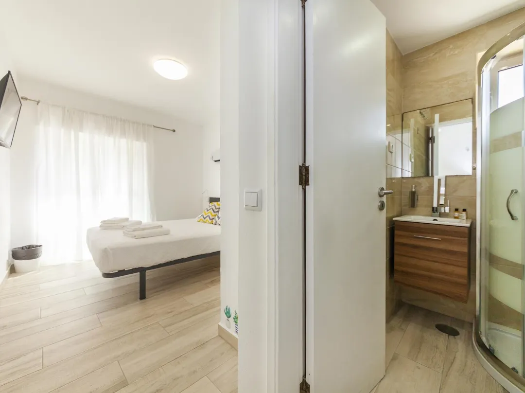 M 03 - Bedroom 3 At Martin & Tomas Guesthouse - Lagos