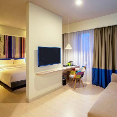 Suite Keluarga dengan 1 Katil Queen Size dan Ruang Tamu dengan Sofa Kupon ibis Styles Kuala Lumpur Sri Damansara