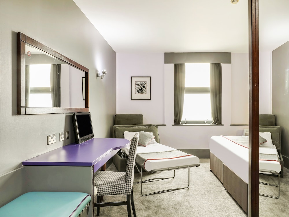 标准双人房， 1 张特大床和 1 张梳化床