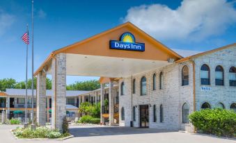 Days Inn by Wyndham San Antonio