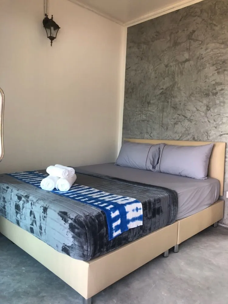 ห้องเตียงใหญ่พร้อมห้องน้ำส่วนตัวและพัดลม