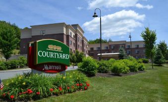 "a large building with a green and red sign that reads "" courtyard by marriott "" in front of it" at Courtyard Hanover Lebanon