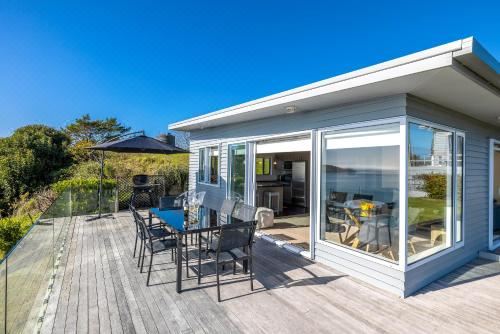 Onetangi Clifftop, Onetangi - Be My Guest Waiheke Two-Bedroom House