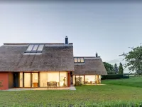 Thatched roof meets modernity, lake view; sauna, garden and much more... Hotels in Putbus