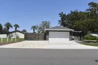 Cozy Private Stay. Near Ami Beaches & Img Academy. Boats and Jetskies Driveway.