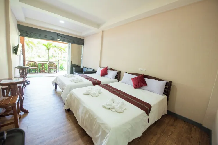 ห้องดีลักซ์เตียงควีนสองเตียง ห้ามสูบบุหรี่