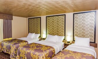 Aarya Hotel by Niagara Fashion Outlets - Housity