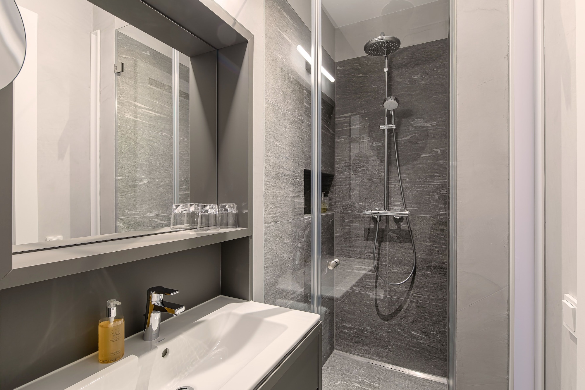 高級雙人房， 1 張特大床， 陽臺， 山景