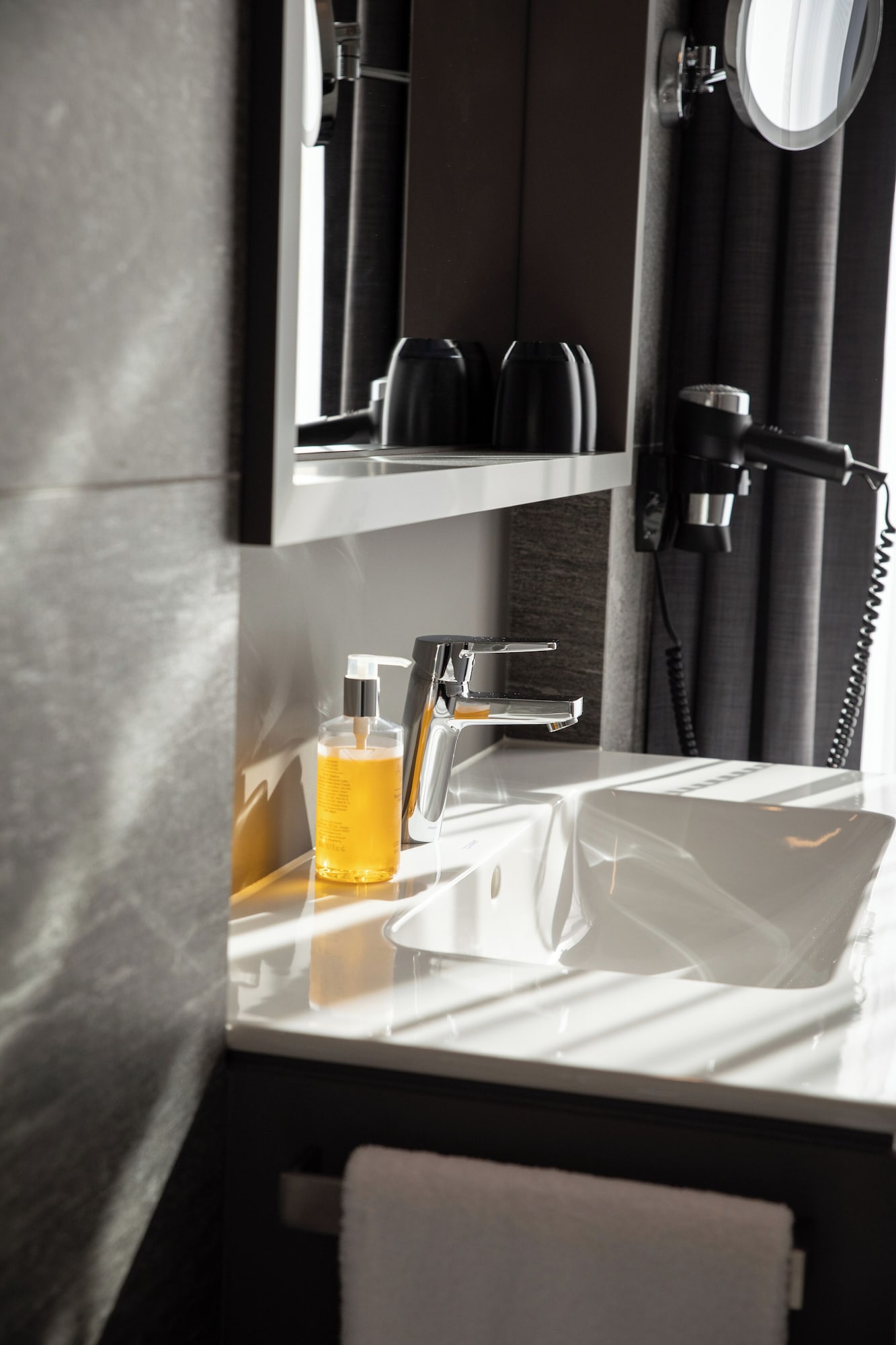 高級雙人房， 1 張特大床， 陽臺， 山景