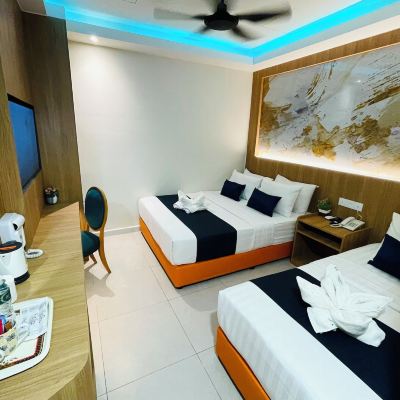 Bilik Deluxe Bertiga Kupon Easy Hotel