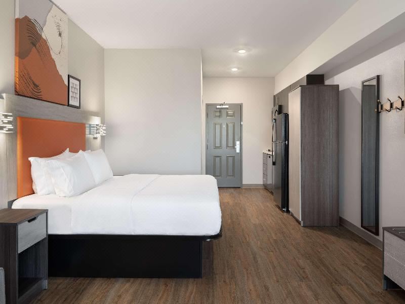 行动无障碍小型套房配1张特大床和浴缸