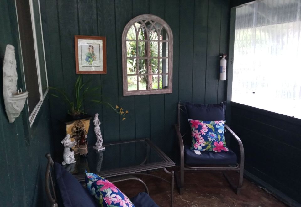 蜜月套房， 1 張特大床，冰箱和微波爐