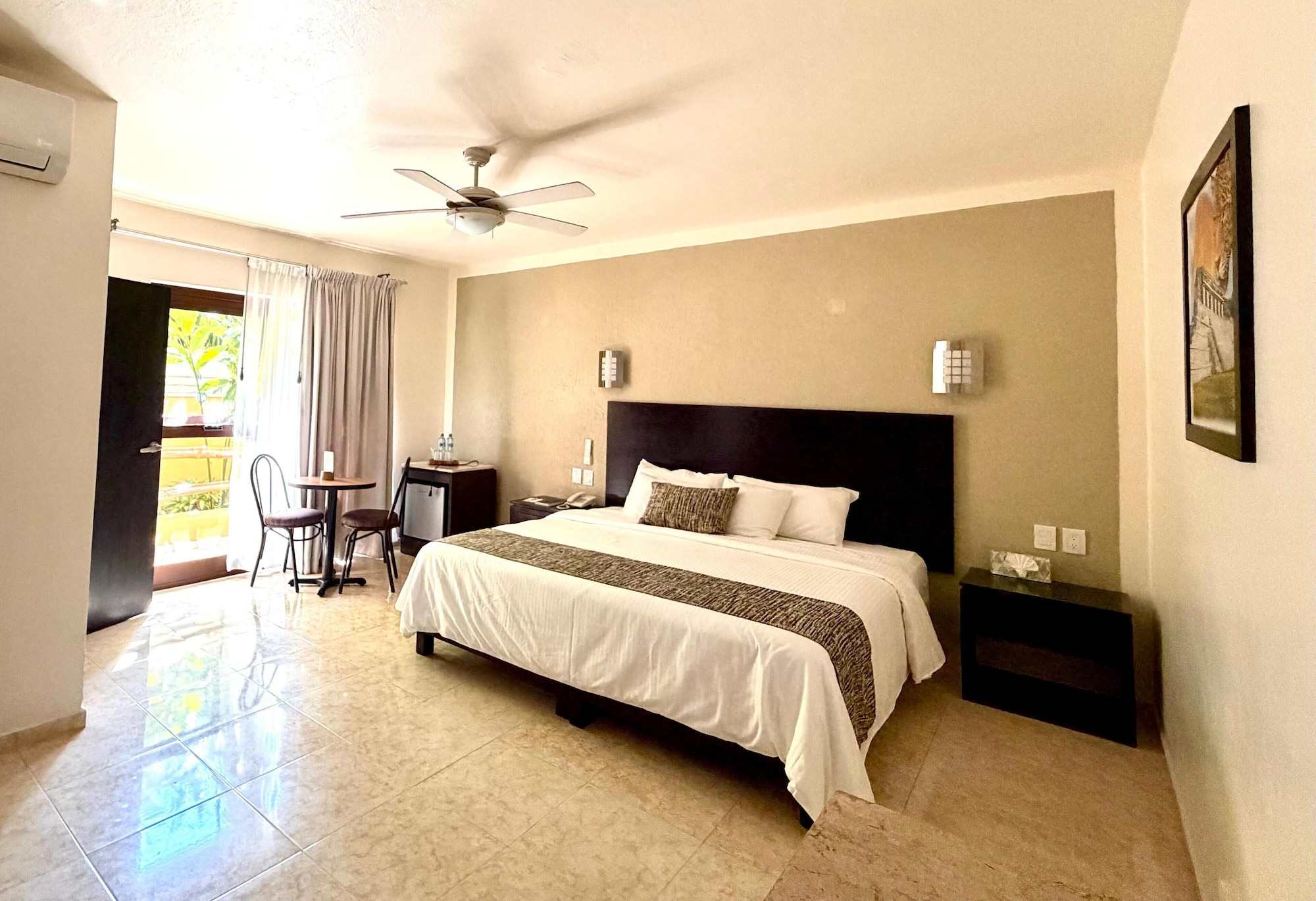 带阳台的标准特大床房